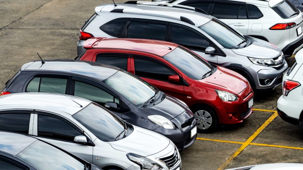 Plusieurs voitures garées sur parking