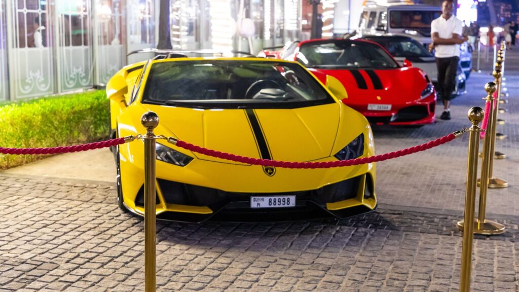 voiture jaune de sport