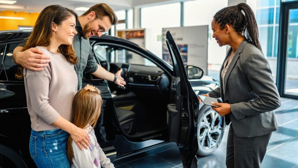 famille qui loue une voiture noire